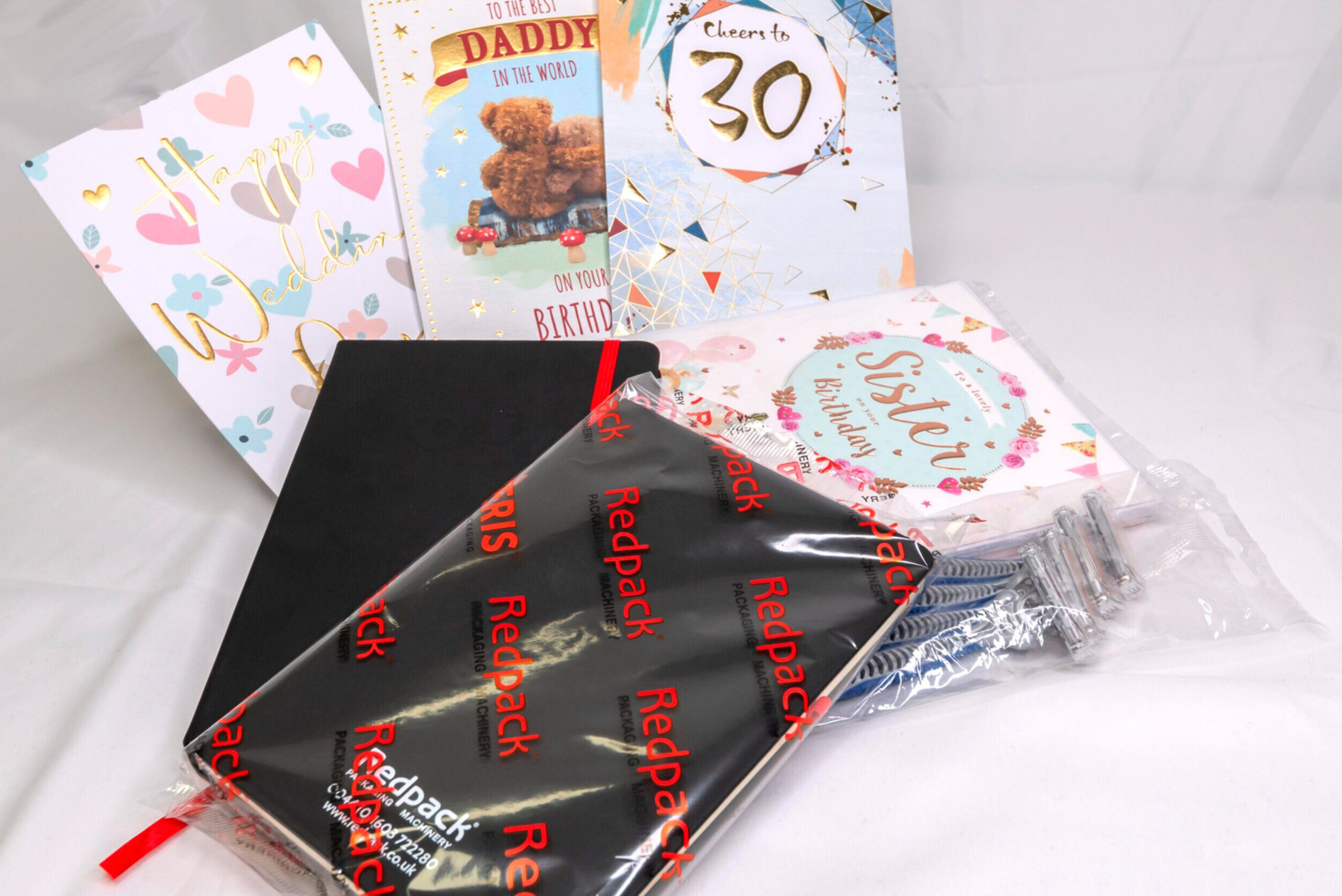 Inne produkty zeszyty, kartki, karty, artykuły gosopdarstwa domowego itp mogą być pakowane na maszynach typu flow-pack